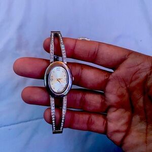 Women’s wrist watch
Comes with ring
